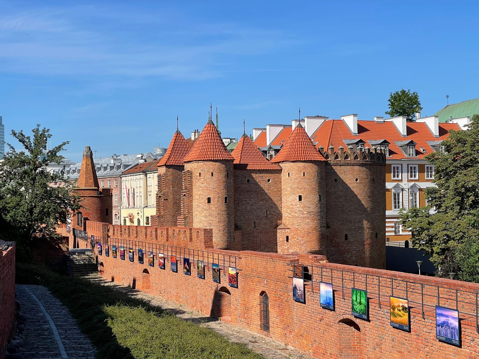 Kamienice ulicy Podwale przy murach